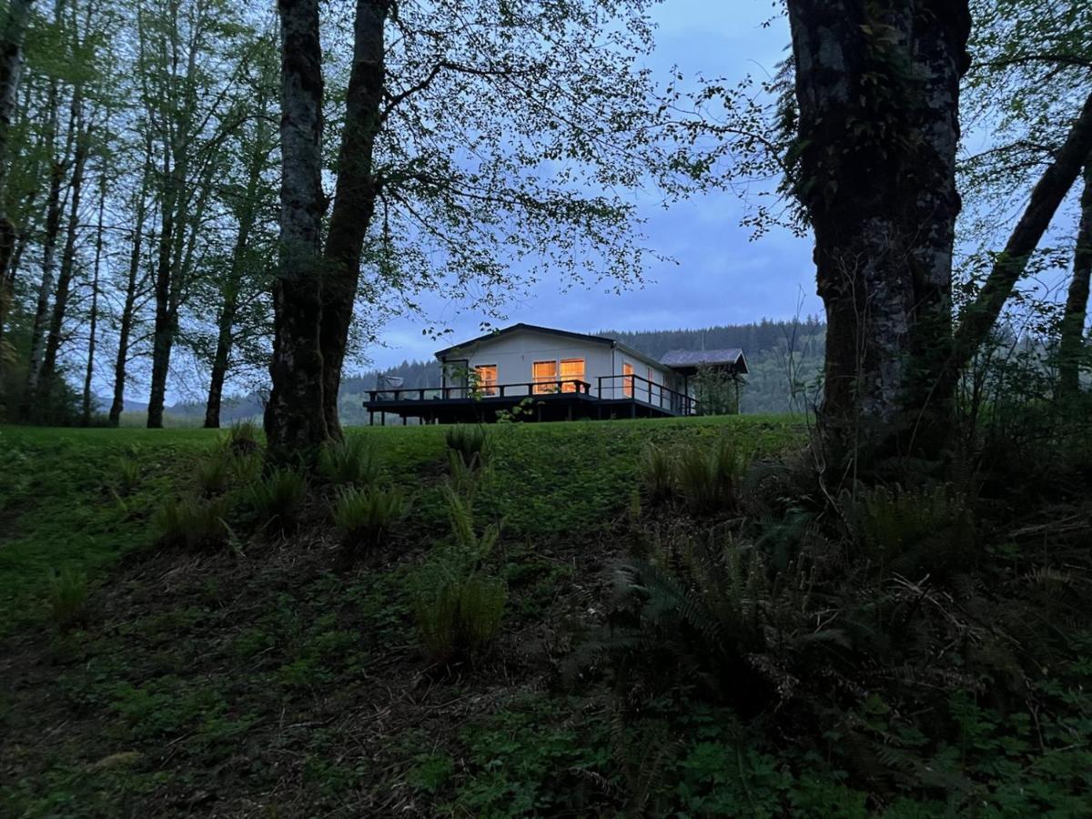 A Relaxing Getaway-a Backwoods Solduc River Holiday home
