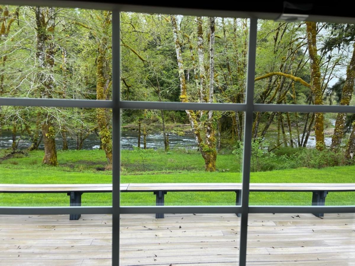 A Relaxing Getaway-a Backwoods Solduc River Holiday home